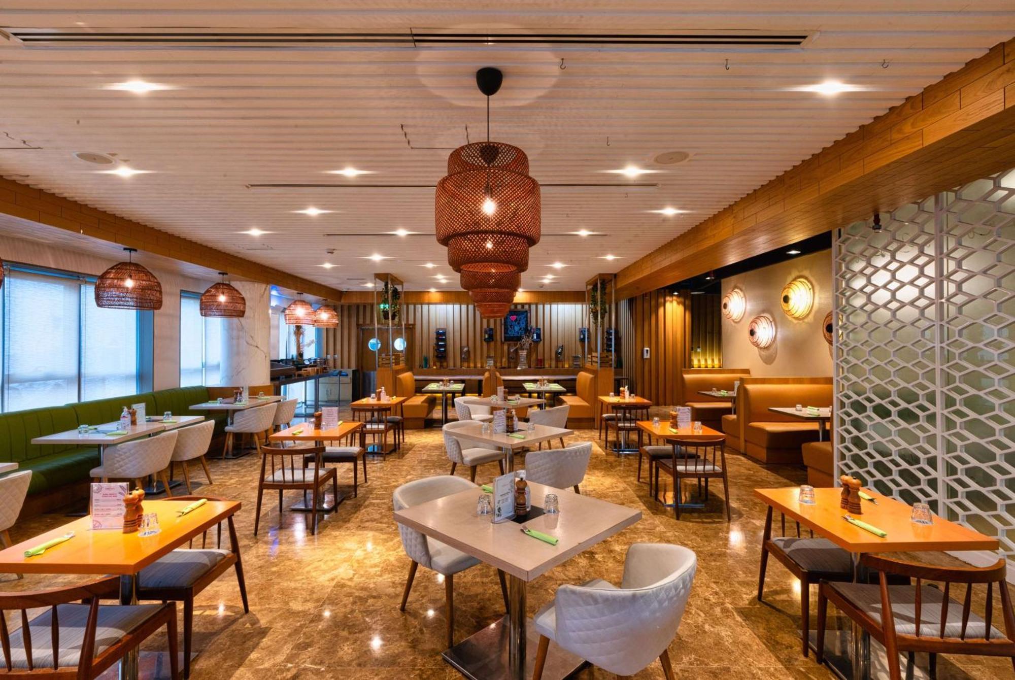 The First Collection Dubai Marina Hotel Exterior photo The restaurant