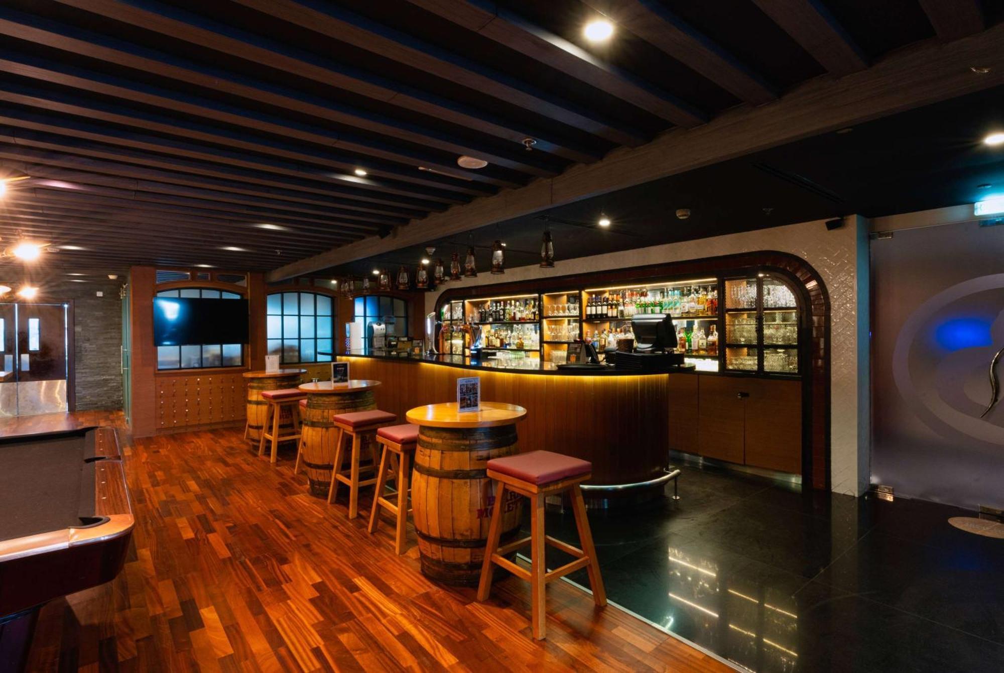 The First Collection Dubai Marina Hotel Exterior photo The bar at the club